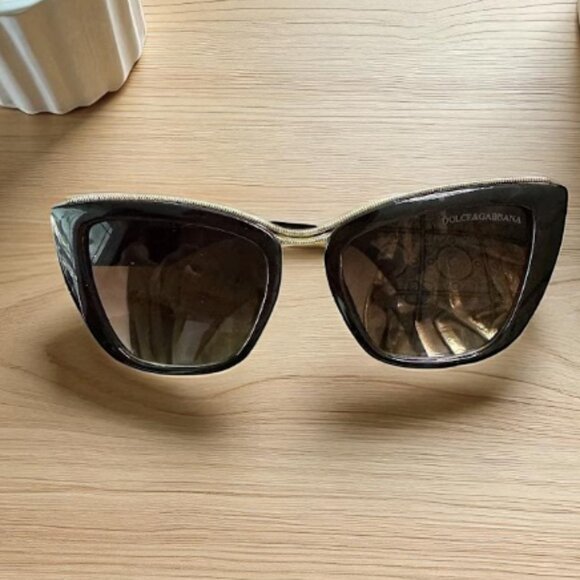 Trendy Black Women’s Oversized Sunglasses with Gradient Lenses and Gold Bridge - Picture 2 of 6